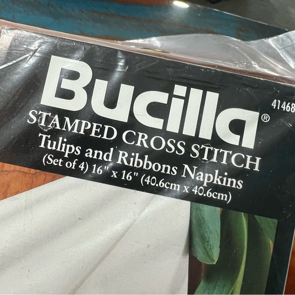New Vintage Bucilla Stamped Cross-stitch Napikns tulips, and ribbons kit 90s - Picture 3 of 6